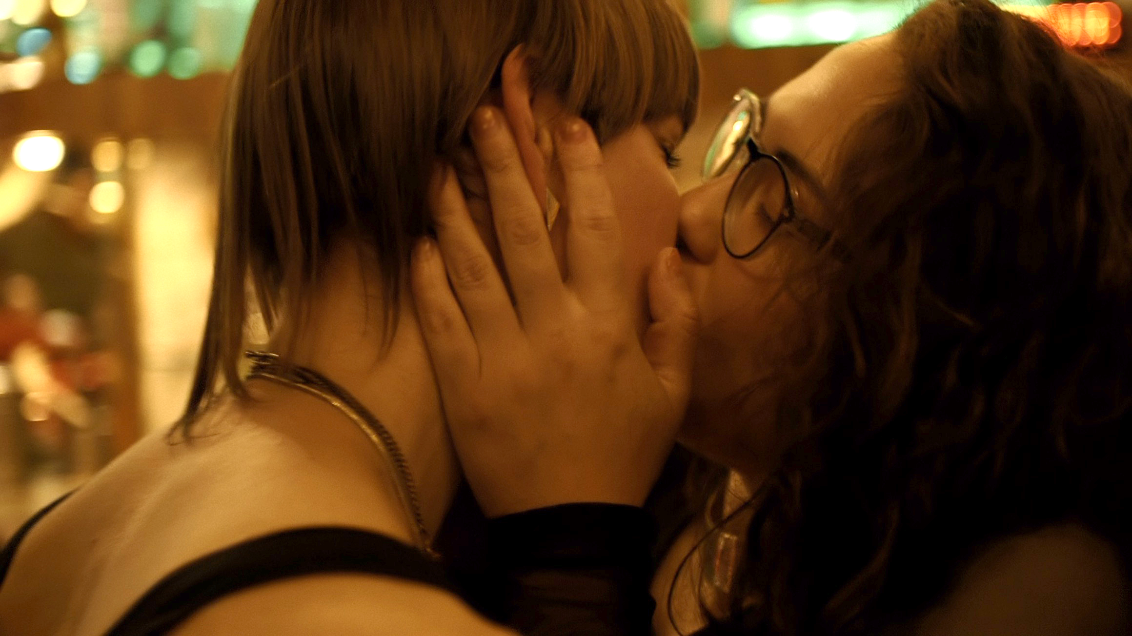 После фильма ужасов лесбиянки снимают стресс сексом
